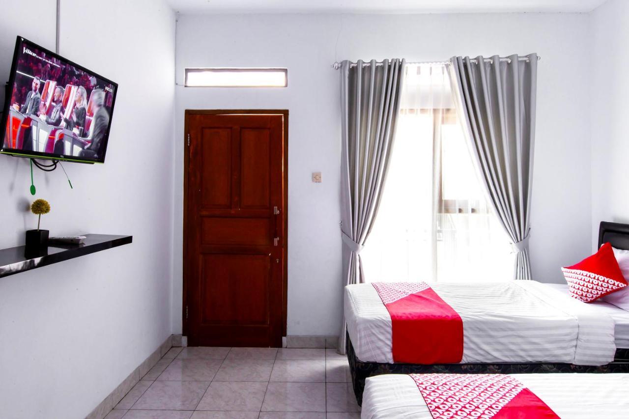 Oyo 569 Cigadung Guest House Syariah Bandung Exterior photo